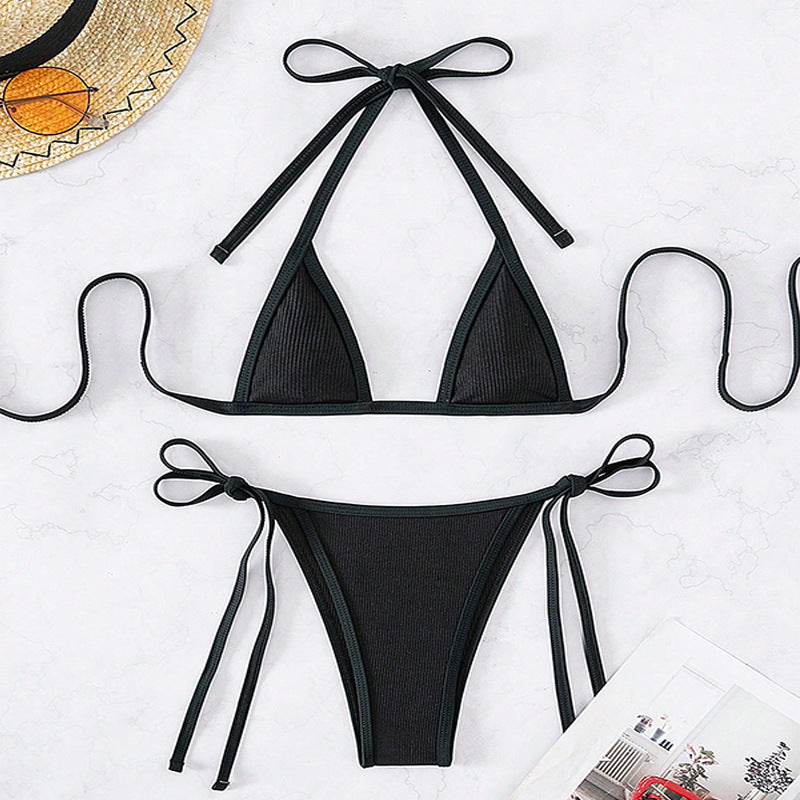 Klassisk svart triangelbikini, dam badkläder med mjuk komfort för sommarens alla äventyr och stranddagar.