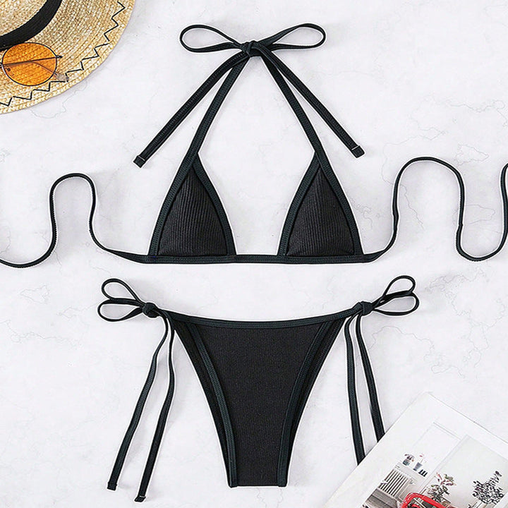 Klassisk svart triangelbikini, dam badkläder med mjuk komfort för sommarens alla äventyr och stranddagar.