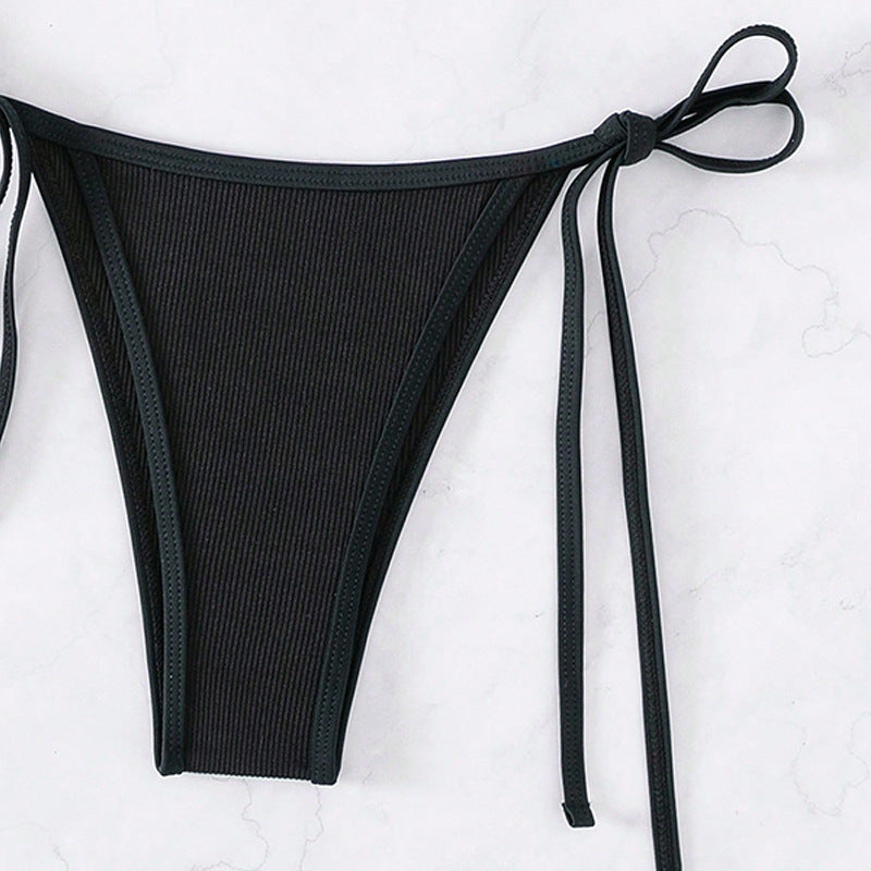 Elegant damtriangelbikini i svart, justerbar för bästa passform. Trendiga badkläder för sommar och strandmode.