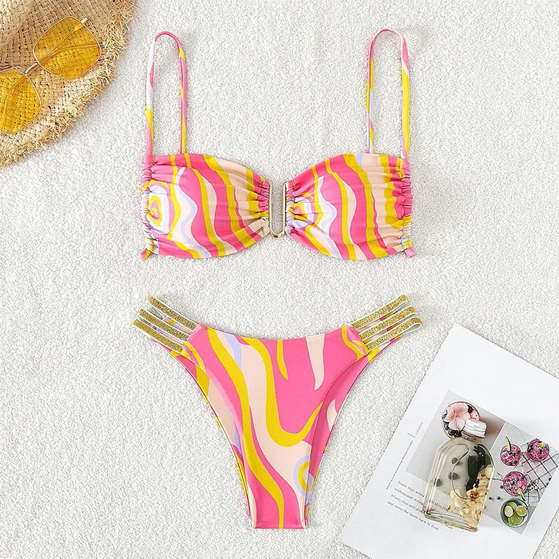 Damtriangel-bikini med volanger, hög midja & snabbtorkande material för sommarens strandmode.