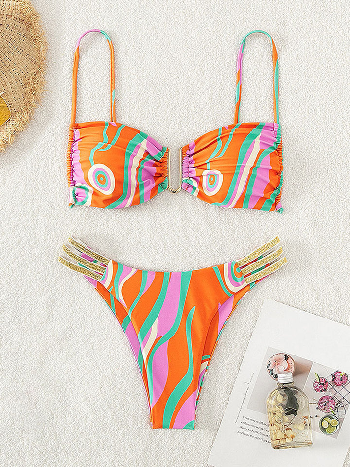 Moderiktig triangel-bikini med volanger & hög midja. En snabbtorkande baddräkt för damer.