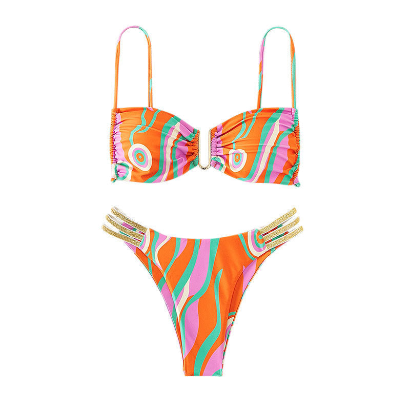 Orange triangel-bikini för dam, med volanger och bekväm hög midja. Perfekt strandkläder för sommar.