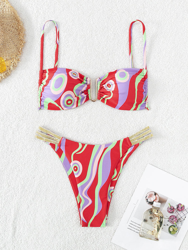 Röd dams bikini med volanger, triangeltopp & hög midja. Trendiga & snabbtorkande badkläder.