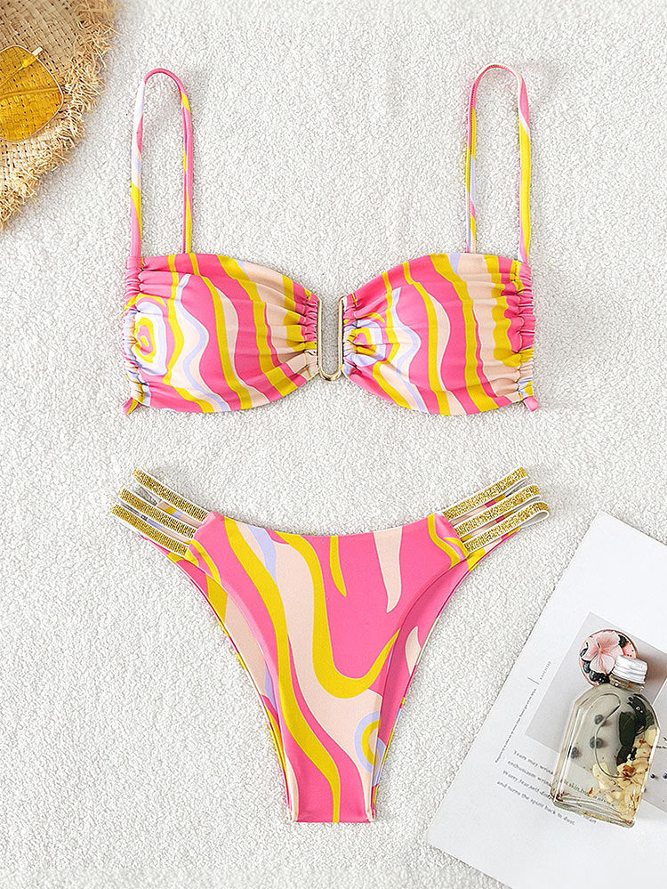 Elegant damtriangel-bikini med volanger & hög midja. Snabbtorkande badkläder för en stilren look.