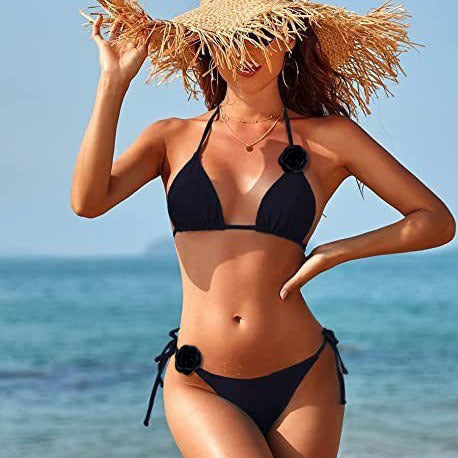 Snabbtorkande damtriangelbikini med vackra blommor, justerbar passform. Perfekt för sommar och strand.