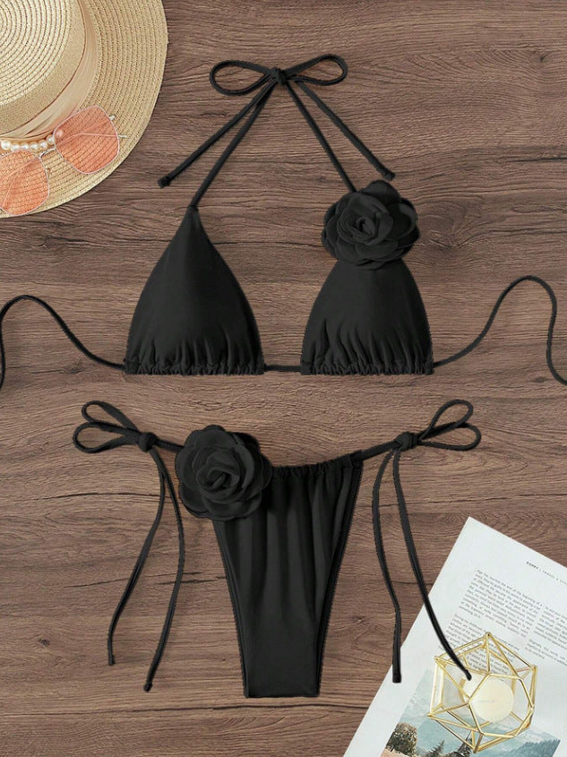 Detaljerad damtriangelbikini med blommiga applikationer, perfekt som strand- och badkläder.