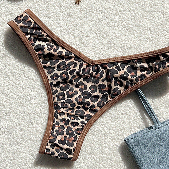 Färgstark damtriangelbikini med unikt exotiskt mönster. Justerbara axelband för strand & pool.