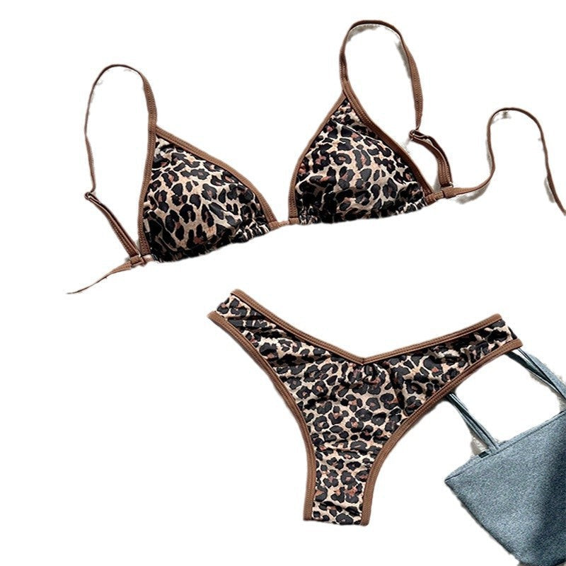 Damtriangelbikini med attraktivt exotiskt mönster. Komfortabla justerbara band för soliga dagar.