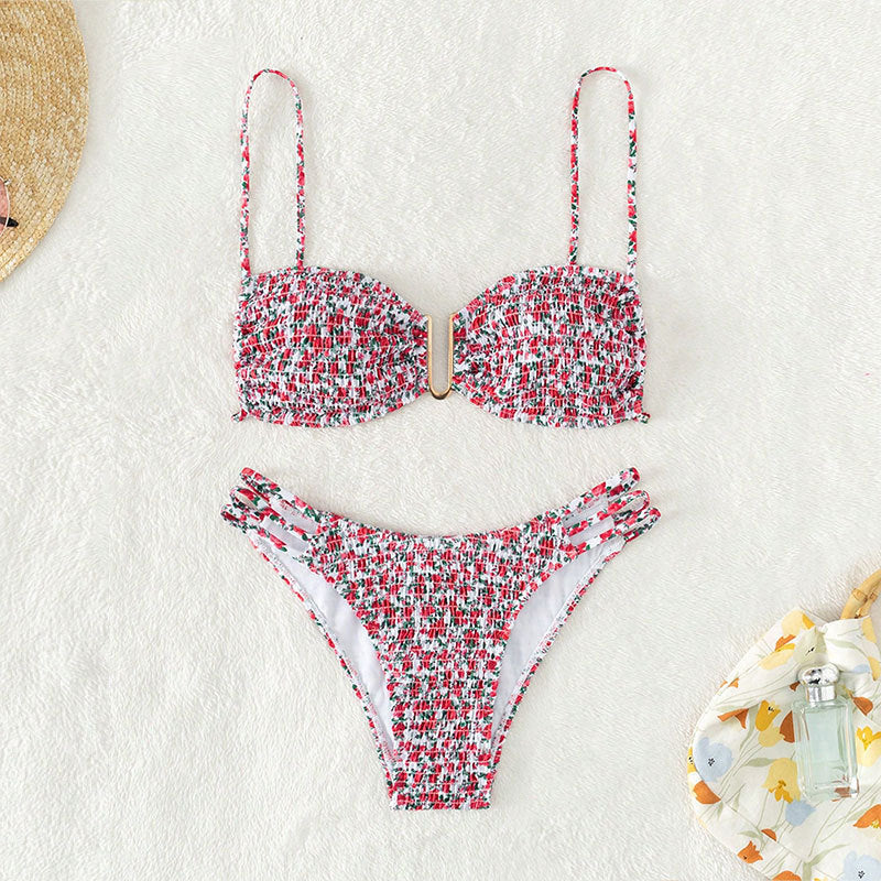 Snygg damtriangelbikini med gulddetalj & stöd. Idealisk för stranddagar, simning & sommarstil.