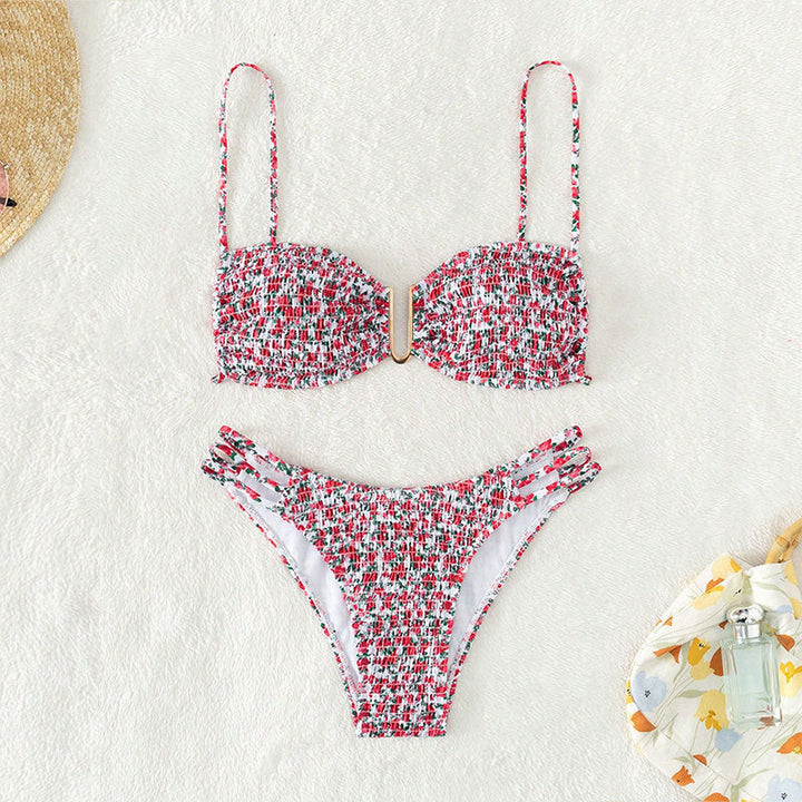 Snygg damtriangelbikini med gulddetalj & stöd. Idealisk för stranddagar, simning & sommarstil.
