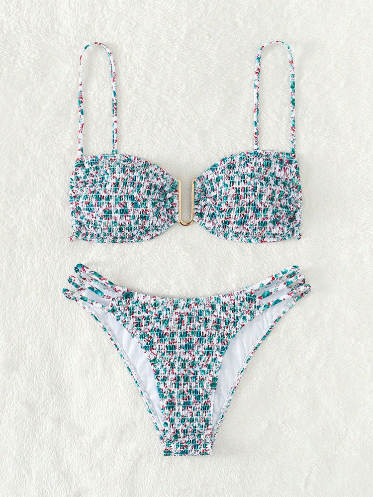 Somrig damtriangelbikini med gulddetaljer & stöd. Perfekta badkläder för kvinnor vid pool & strand.
