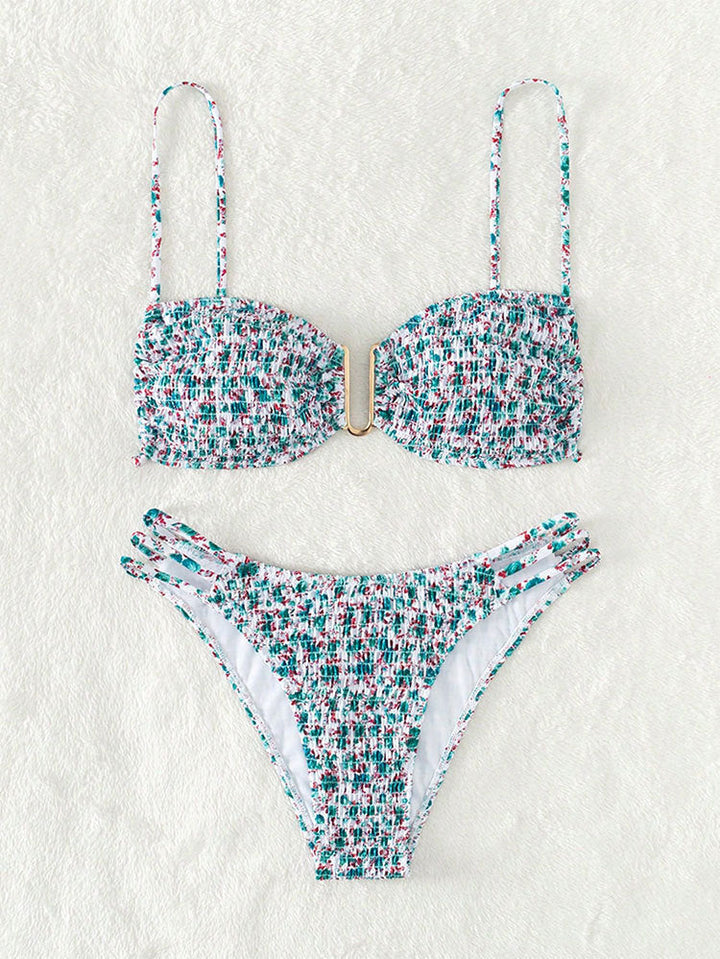Somrig damtriangelbikini med gulddetaljer & stöd. Perfekta badkläder för kvinnor vid pool & strand.