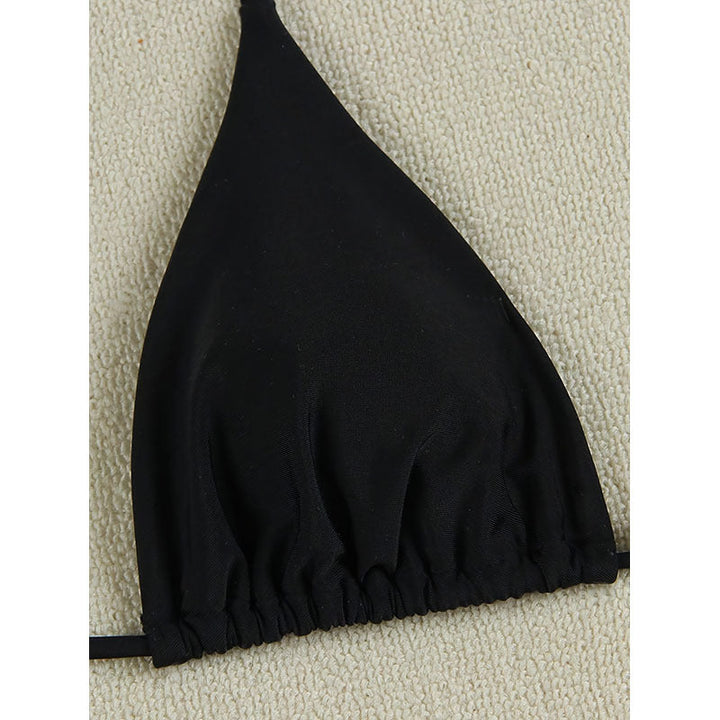 Stilren damtriangelbikini med eleganta gulddetaljer. Justerbara band för perfekt passform på stranden.