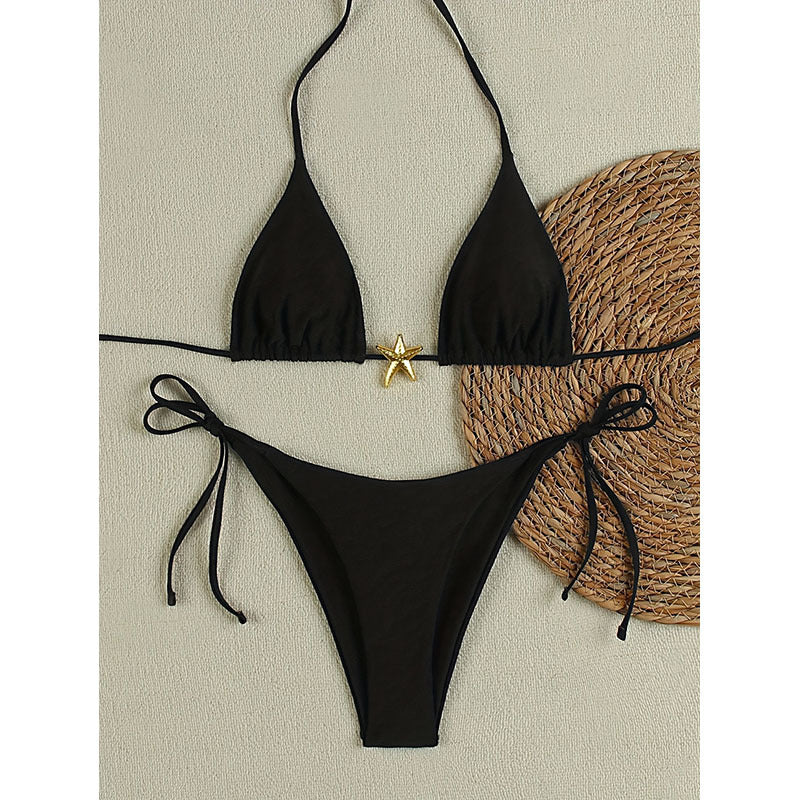 Mångsidig damtriangelbikini med justerbara band och lyxiga gulddetaljer. För sommarens badkläder.