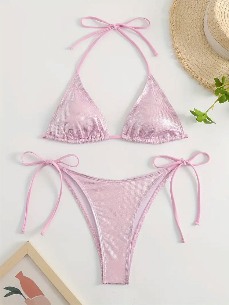 Detaljerad damtriangelbikini med justerbara axelband och högt skuren trosa, ett måste för badsäsongen.