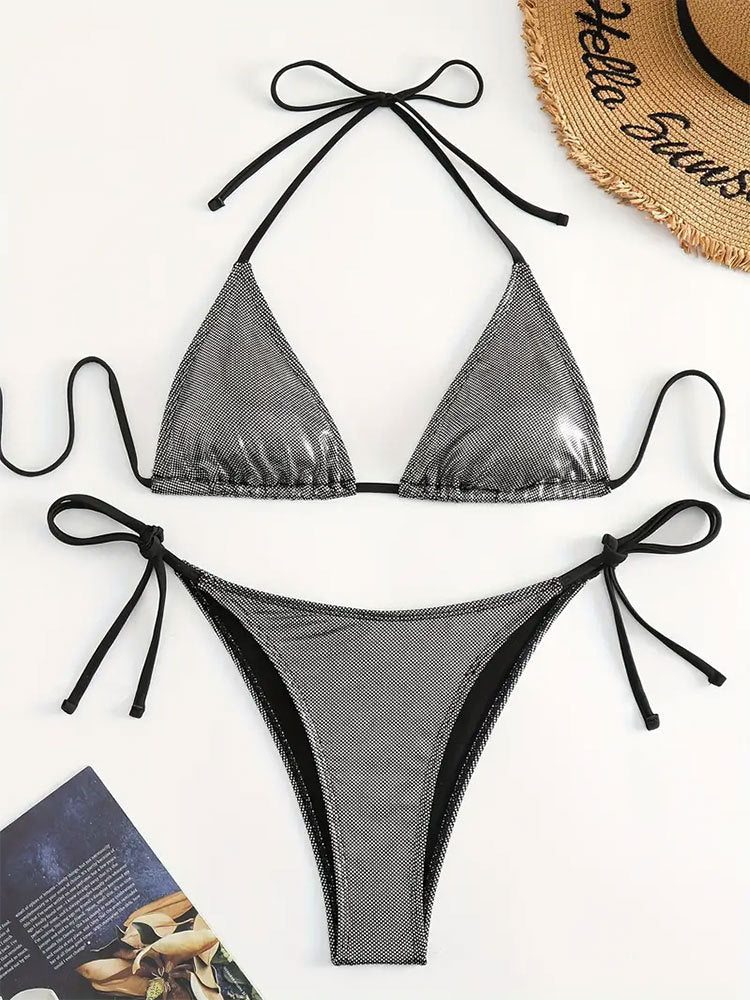 Chic damtriangelbikini med justerbara band. Högt skuren trosa för modern look och fri rörlighet i vattnet.