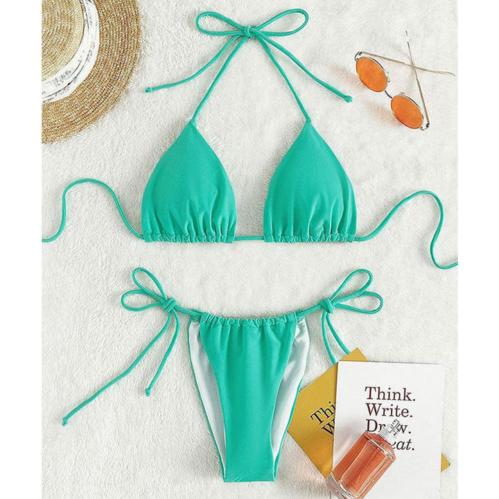 Sömlös triangelbikini för dam i modern design med justerbara band. Idealisk för sommar, semester och strandmode.