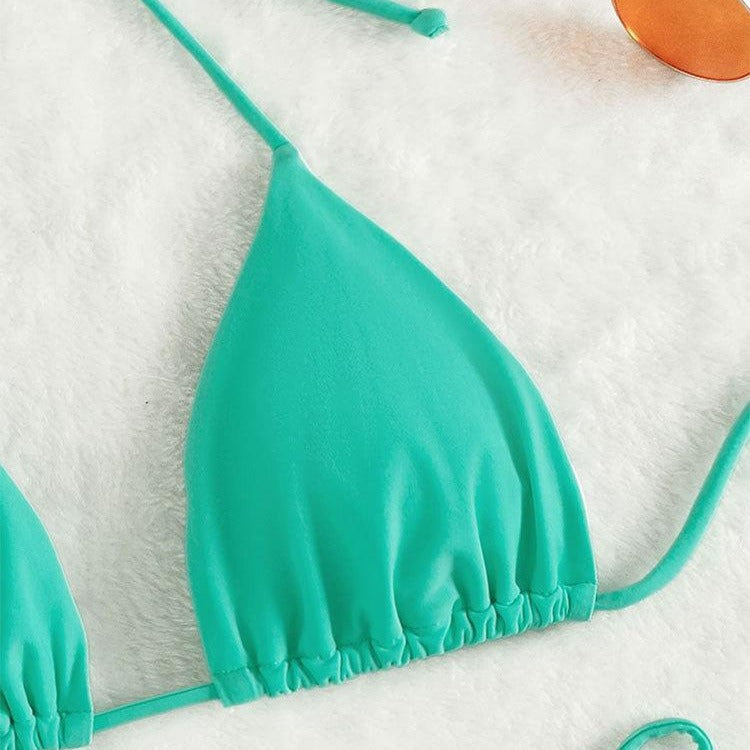 Elegant damtriangelbikini med bekväma, justerbara band. Sömlös passform för avkopplande dagar på stranden.