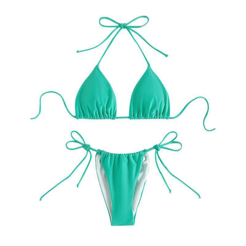 Modern triangelbikini för kvinnor med justerbara axelband. Sömlös design, utmärkt för sommar och strandliv.