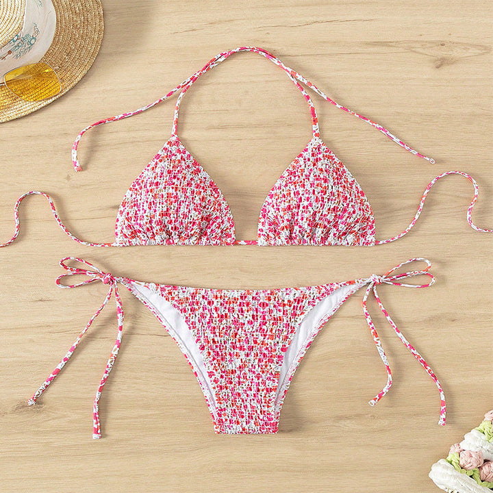 Elegant triangelbikini för kvinnor, med snörningsdetaljer och justerbara band för perfekt passform.