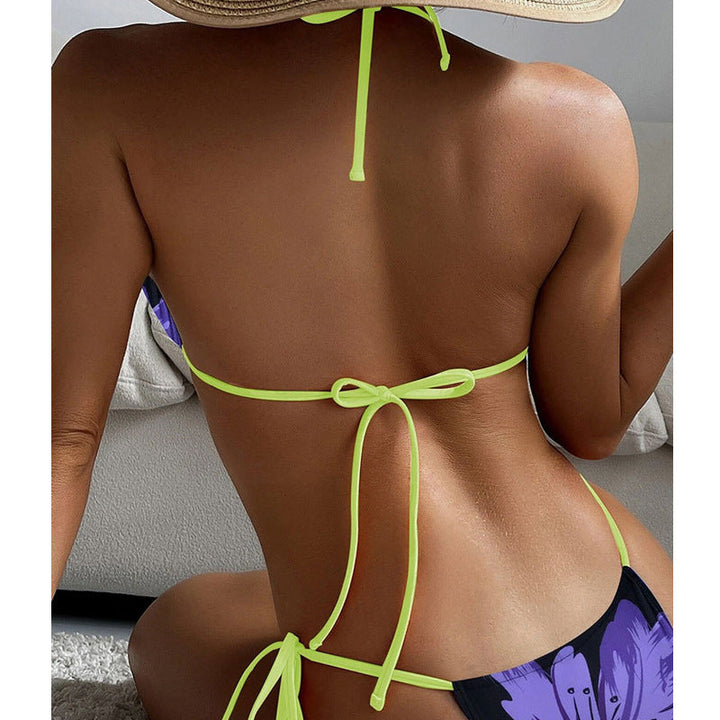 Trendig damtriangelbikini i blommig design, idealisk för sommarstrand och soliga semesterdagar.