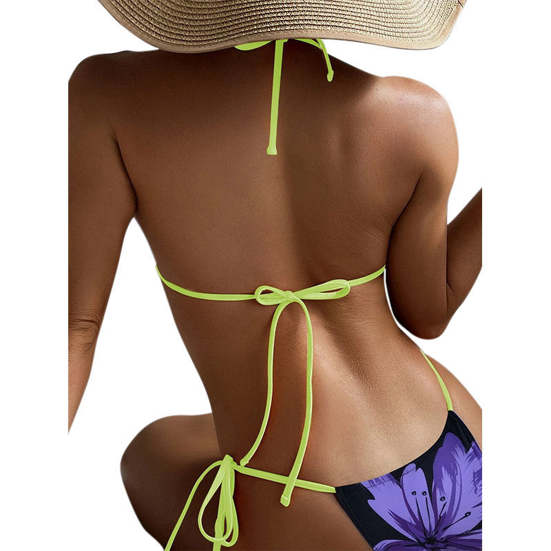 Elegant damtriangelbikini med blommönster & justerbara band, för avkoppling vid poolen eller stranden.