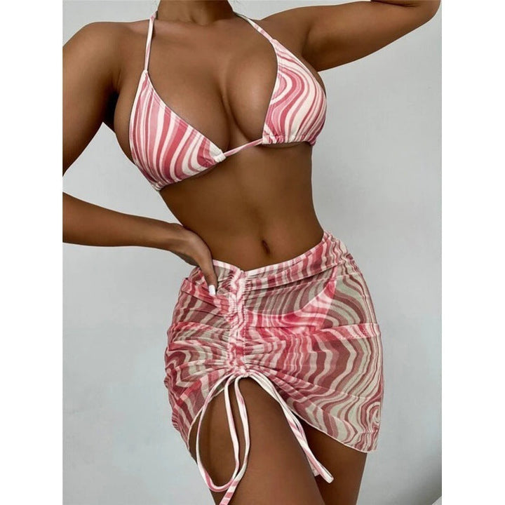 Elegant damtriangelbikini. Badkläder med omslagstrosa för soliga dagar och strandhäng. Sommarfavorit.