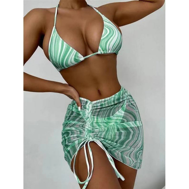 Modern triangelbikini för dam med smickrande omslagstrosor. Justerbara band för stranden.