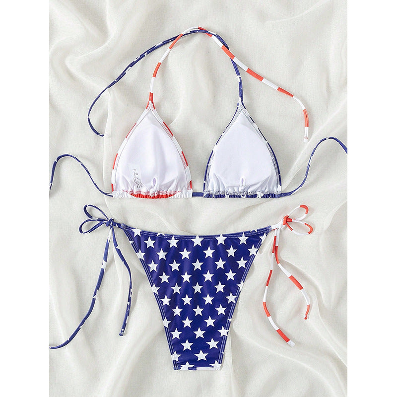 Justerbar damtriangelbikini med patriotisk design. Elastiska band ger perfekt passform för strand & pool.