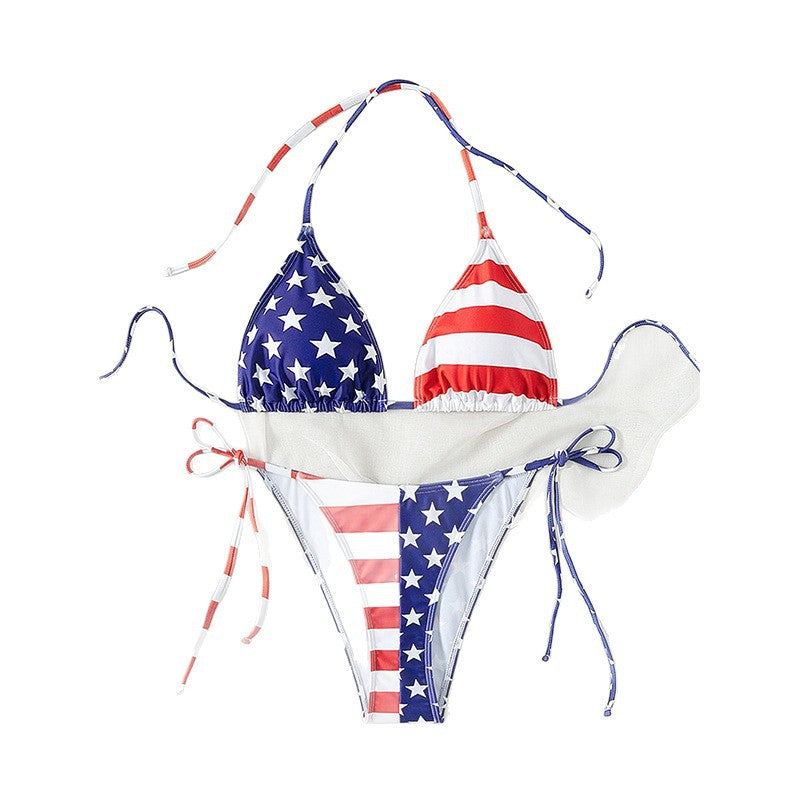 Högkvalitativ damtriangelbikini med patriotisk design och justerbara band. Bekväma badkläder för sommaräventyr.