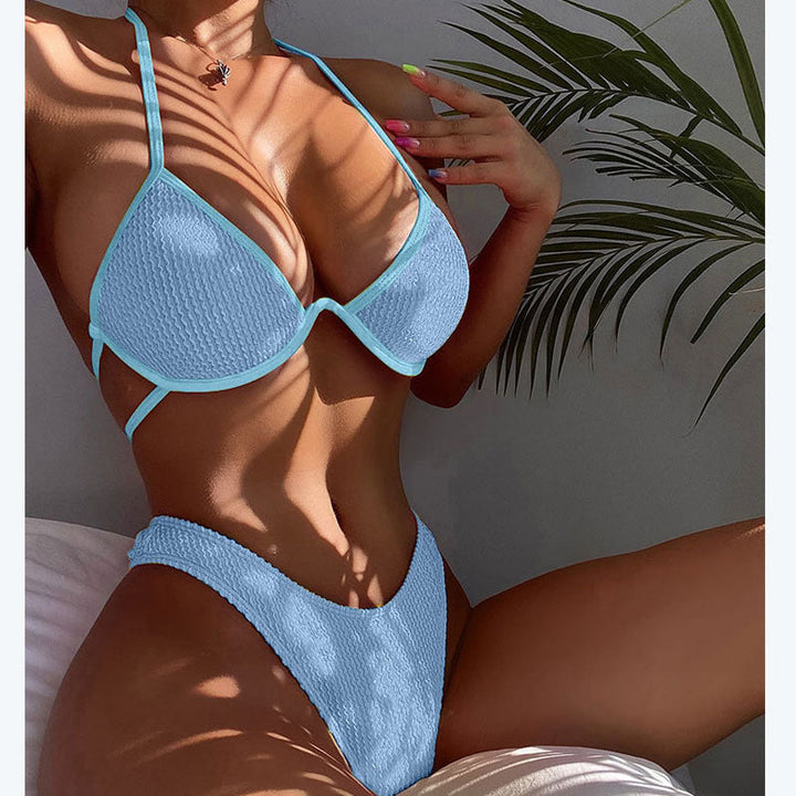 Snygg damtriangelbikini med strukturerad överdel & hög midja. Trendiga badkläder för kvinnor på stranden.