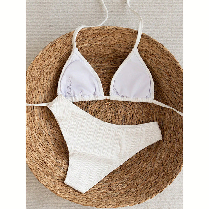 Moderiktig damtriangelbikini i set. Strukturerad bikinitopp med justerbara band och matchande trosa.