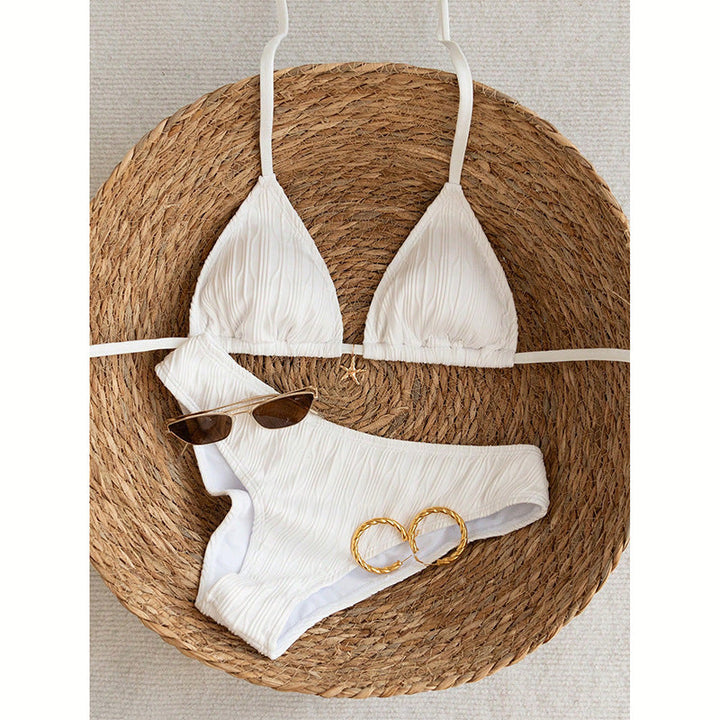 Elegant damtriangelbikini, enfärgad med distinkt strukturerad yta. Bekväma justerbara axelband.
