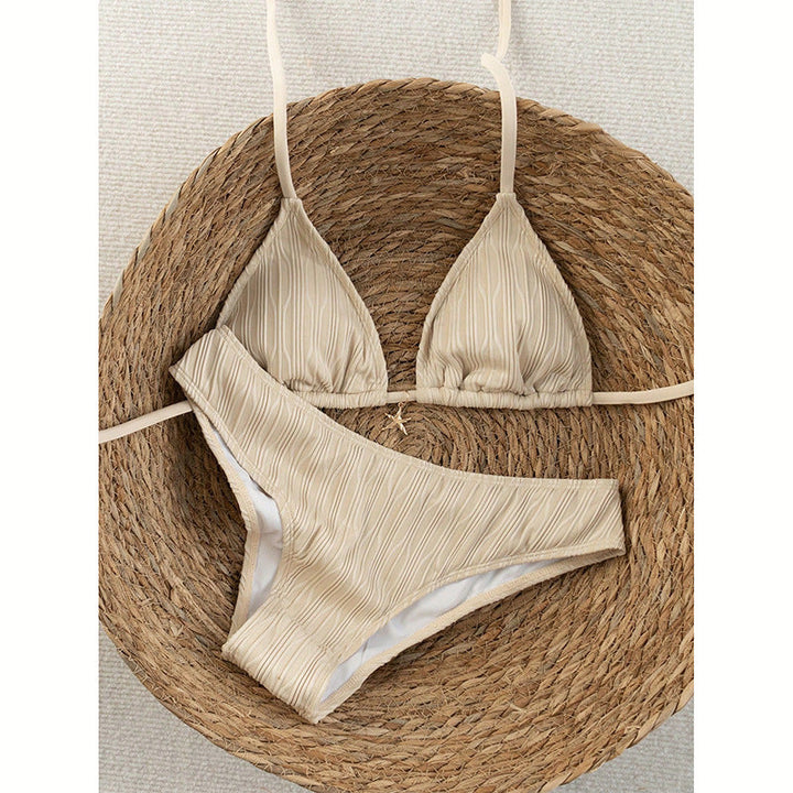 Stilren damtriangelbikini i enfärgad look. Strukturerade badkläder med justerbara axelband för komfort.