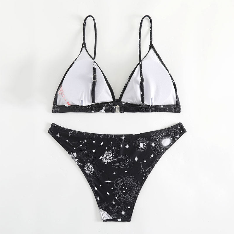 Svart galaxybikini för kvinnor, med triangeltopp och justerbara band för optimal passform och komfort.