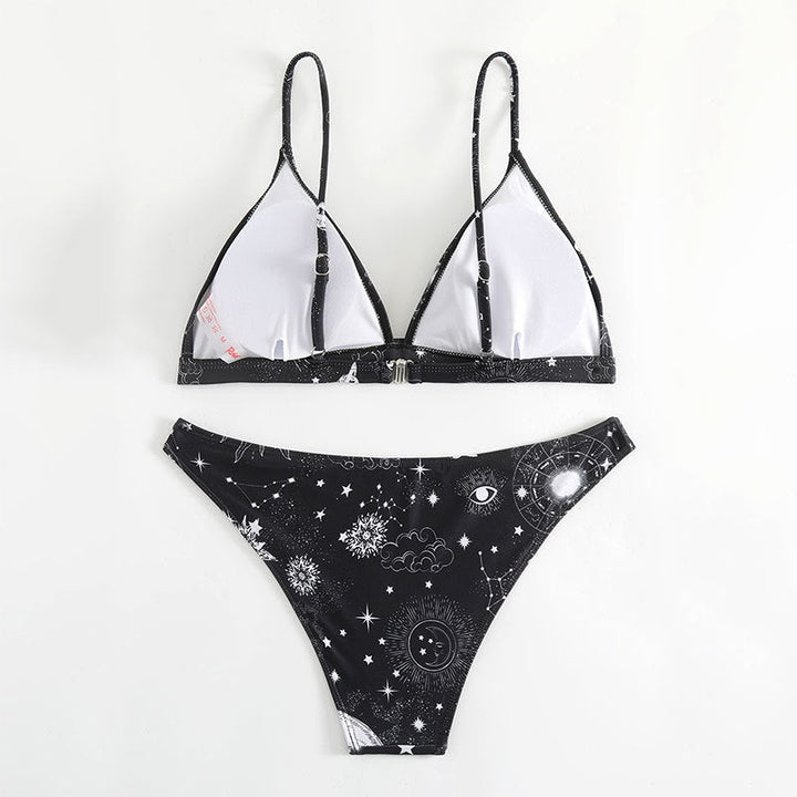 Svart galaxybikini för kvinnor, med triangeltopp och justerbara band för optimal passform och komfort.