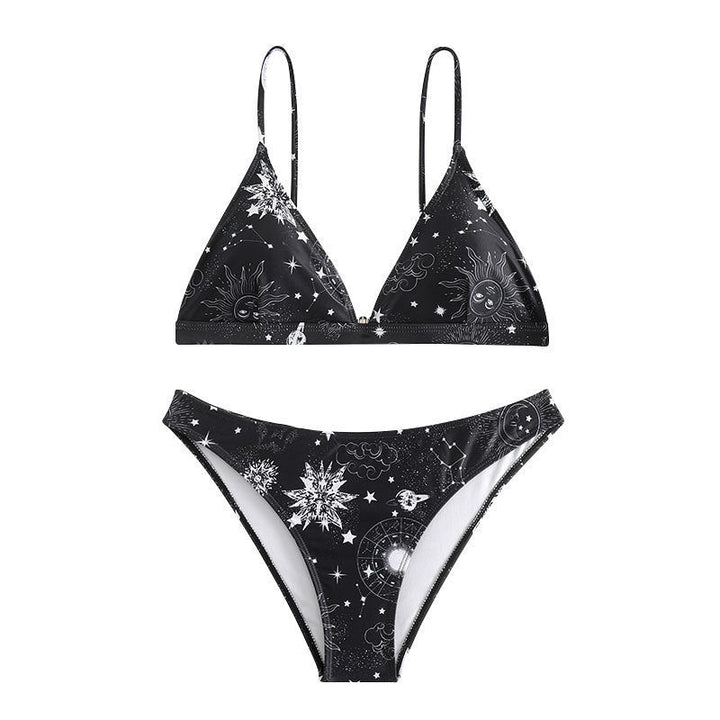 Elegant svart galaxybikini för kvinna, med triangeldesign och justerbara knytband för personlig stil.