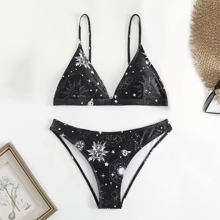 Bekväm triangelbikini med levande galaxdesign och flexibla, justerbara remmar för kvinnor.