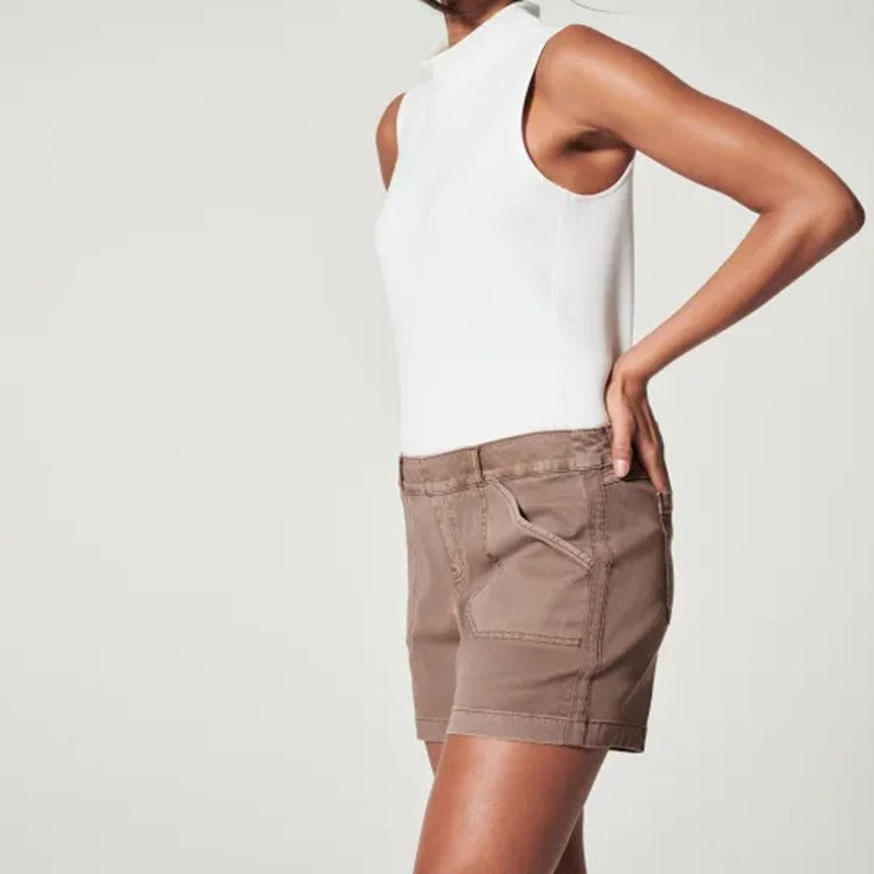 Damshorts i twill med stretch, formande design, mid-rise, stilren canvas, finns i färgerna svart, vit, brun, blå, rosa.