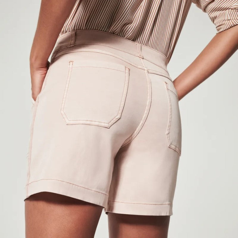 Damshorts i twill med stretch, formande design, mid-rise, stilren canvas, finns i färgerna svart, vit, brun, blå, rosa.