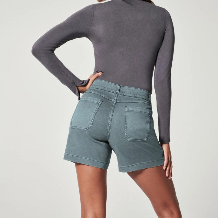 Damshorts i twill med stretch, formande design, mid-rise, stilren canvas, finns i färgerna svart, vit, brun, blå, rosa.