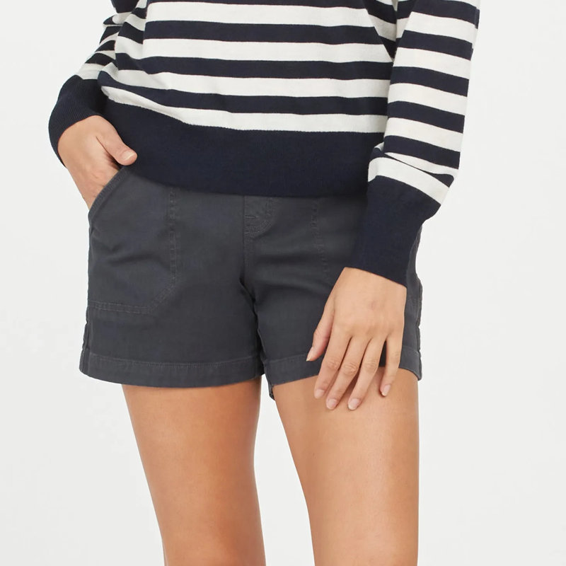 Damshorts i twill med stretch, formande design, mid-rise, stilren canvas, finns i färgerna svart, vit, brun, blå, rosa.
