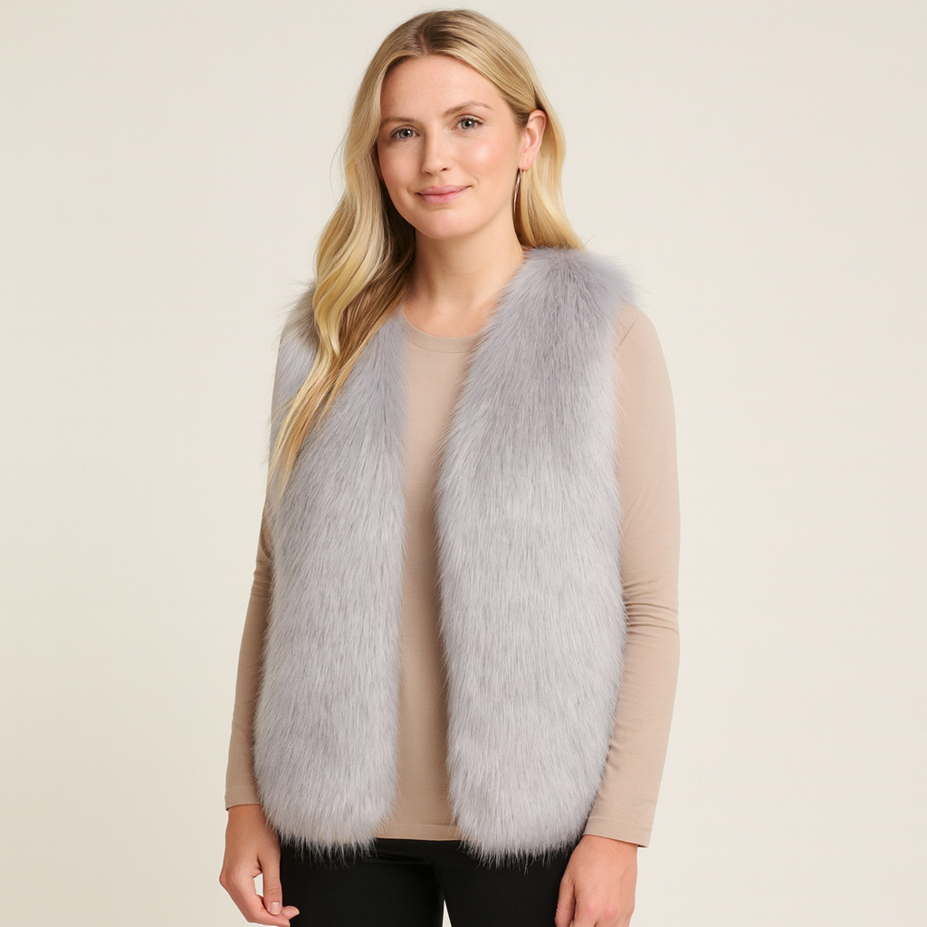 Damväst Tahlia i elegant konstpälslook. Mjuk, varm och stilfull ärmlös väst för höst- och vintermode.
