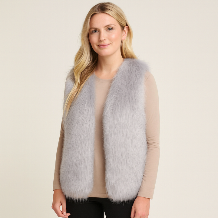 Damväst Tahlia i elegant konstpälslook. Mjuk, varm och stilfull ärmlös väst för höst- och vintermode.