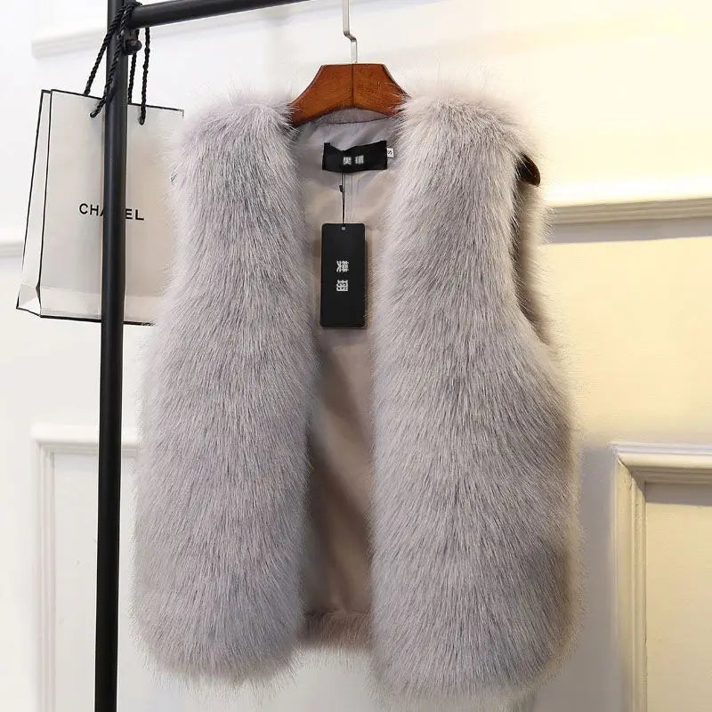 Elegant damväst med konstpälslook. Perfekt lager på lager plagg för en bekväm och stilfull höststil.