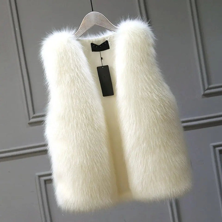Stilfull damväst i konstpäls. Mjuk och bekväm för hösten, ger en lyxig touch till din outfit.
