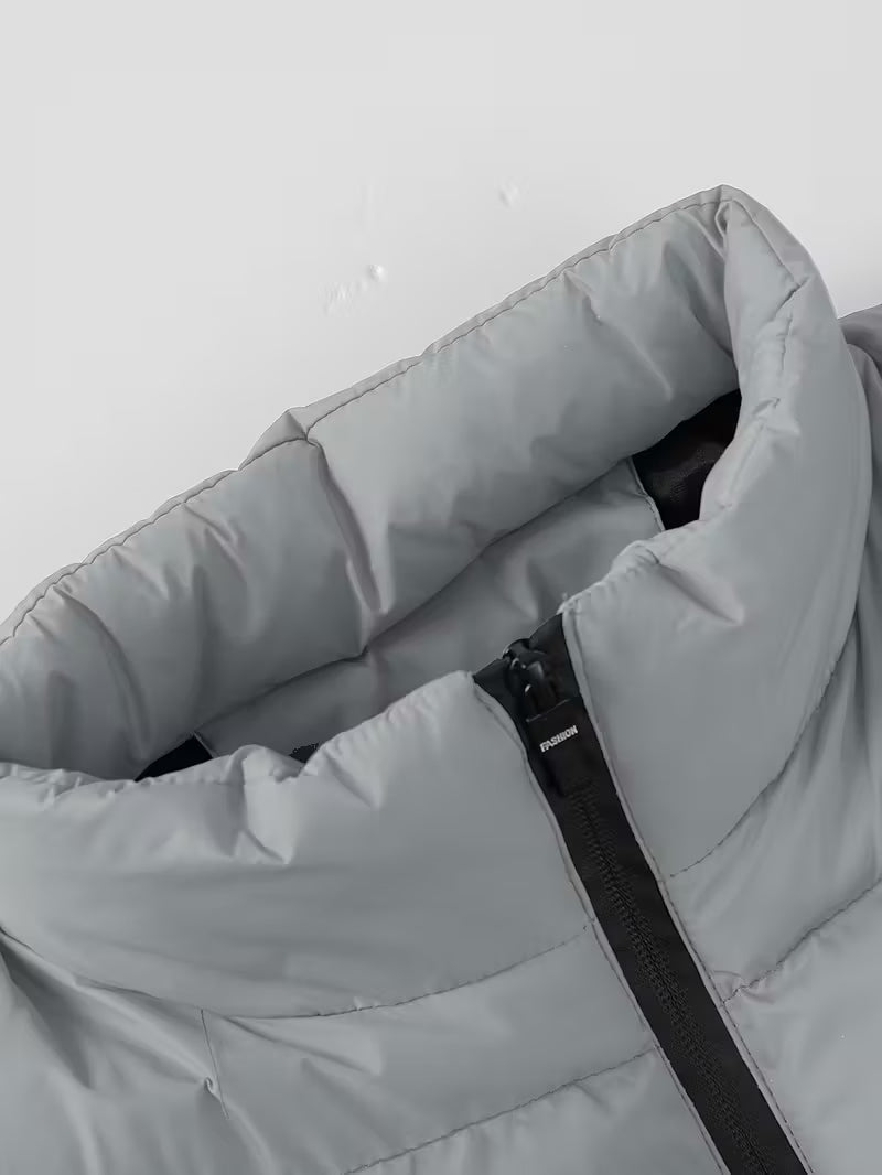 Detaljbild på krage och axelparti av den svarta höstvästen för män