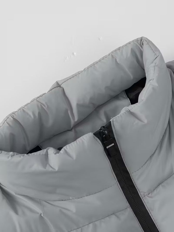 Detaljbild på krage och axelparti av den svarta höstvästen för män