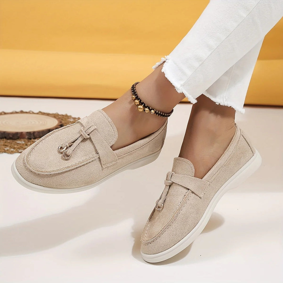 Beige damloafers med fin struktur och detalj