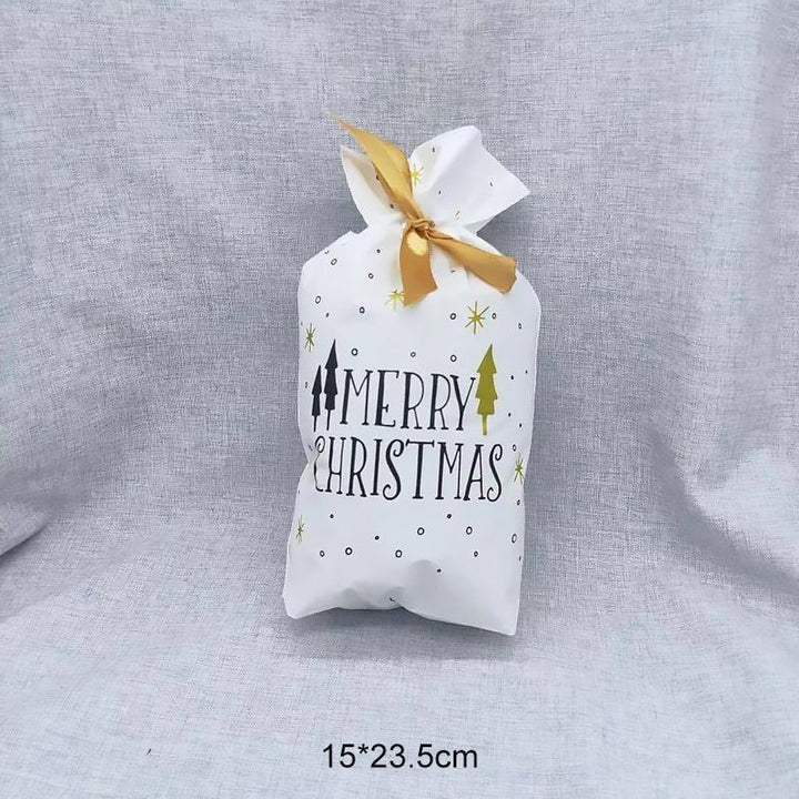 "Dekorativa julklappspåsar med dragsko och festliga motiv, perfekt för snabb och stilfull inpackning av julklappar."